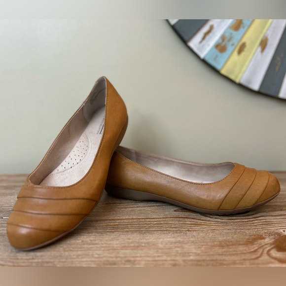 Cliffs by White Mountain - Clara Ballet Flat  Tan - Brown - Cognac Size 8.5 Wide - Picture 1 of 14